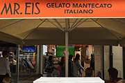 Beim coolen Mr. Eis Gelato Mantecato Italiano, zeigt ein Fernseher den Gästen auf der Terrasse auf mehreren Flastscreens alle EM Spiele (©Foto: Martin Schmitz)